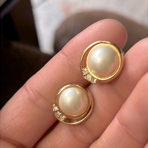 Vintage costume clip on gold tone pearl earrings. GUC. Unmarked